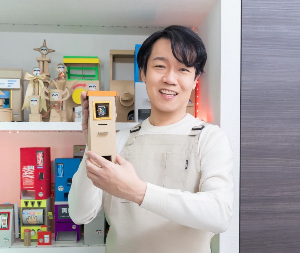 段ボールで作った動くおもちゃを手に持つちいくじ